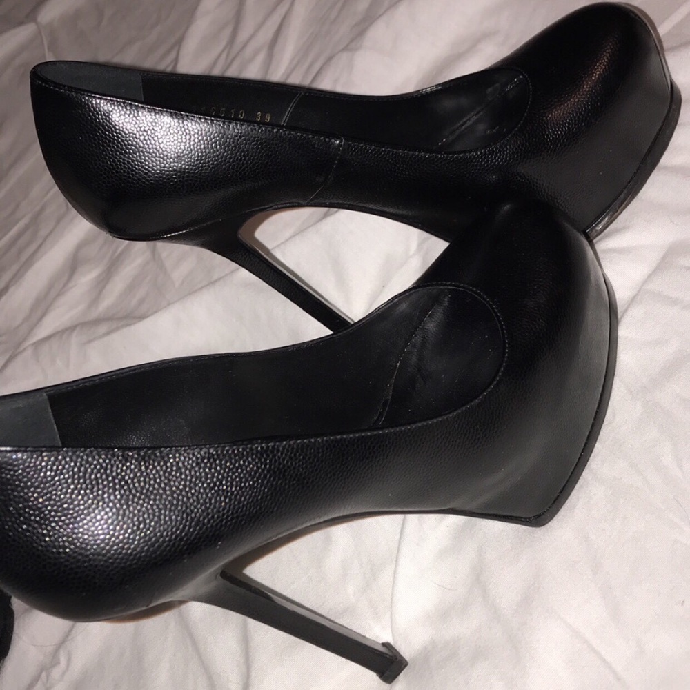 Yves Saint Laurent black tribute pumps